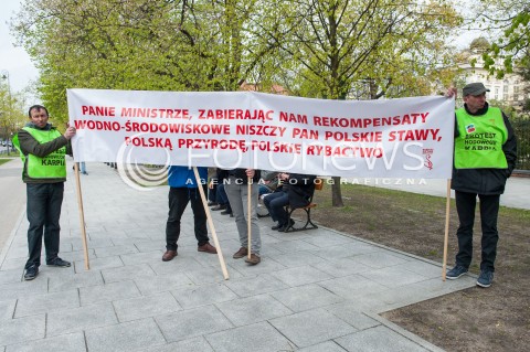  25.04.2017 WARSZAWA<br />PROTEST HODOWCOW KARPIA<br />N/Z PROTESTUJACY POD KANCELARIA PREMIER<br /> 