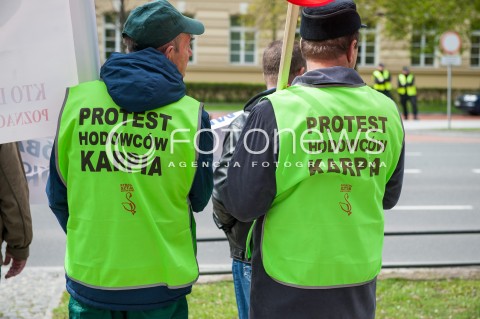  25.04.2017 WARSZAWA<br />PROTEST HODOWCOW KARPIA<br />N/Z PROTESTUJACY POD KANCELARIA PREMIER<br /> 