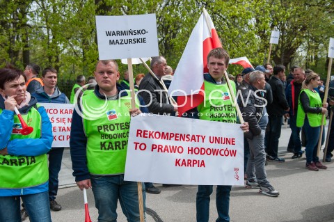  25.04.2017 WARSZAWA<br />PROTEST HODOWCOW KARPIA<br />N/Z PROTESTUJACY POD KANCELARIA PREMIER<br /> 