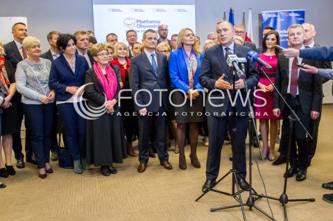  26.04.2017 RZESZOW<br />KONFERENCJA PRASOWA PRZEWODNICZACEGO PLATFORMY OBYWATELSKIEJ GRZEGORZA SCHETYNY I 60 PARLAMENTARZYSTOW PO Z OKAZJI INAUGURACJI CYKLU SPOTKAN OBYWATELSKIE PODKARPACIE KTORE ODBYWAJA SIE W DNIU DZISIEJSZYM W 18 POWIATACH NA TERENIE WOJEWODZTWA PODKARPACKIEGO <br />N/Z GRZEGORZ SCHETYNA ZDZISLAW GAWLIK ELZBIETA LUKACIJEWSKA<br /> 