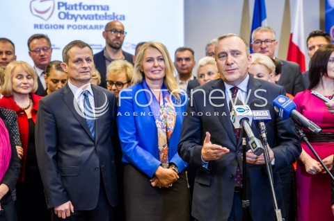  26.04.2017 RZESZOW<br />KONFERENCJA PRASOWA PRZEWODNICZACEGO PLATFORMY OBYWATELSKIEJ GRZEGORZA SCHETYNY I 60 PARLAMENTARZYSTOW PO Z OKAZJI INAUGURACJI CYKLU SPOTKAN OBYWATELSKIE PODKARPACIE KTORE ODBYWAJA SIE W DNIU DZISIEJSZYM W 18 POWIATACH NA TERENIE WOJEWODZTWA PODKARPACKIEGO <br />N/Z GRZEGORZ SCHETYNA ZDZISLAW GAWLIK ELZBIETA LUKACIJEWSKA<br /> 