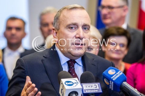  26.04.2017 RZESZOW<br />KONFERENCJA PRASOWA PRZEWODNICZACEGO PLATFORMY OBYWATELSKIEJ GRZEGORZA SCHETYNY I 60 PARLAMENTARZYSTOW PO Z OKAZJI INAUGURACJI CYKLU SPOTKAN OBYWATELSKIE PODKARPACIE KTORE ODBYWAJA SIE W DNIU DZISIEJSZYM W 18 POWIATACH NA TERENIE WOJEWODZTWA PODKARPACKIEGO <br />N/Z GRZEGORZ SCHETYNA <br /> 