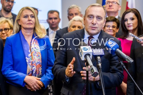  26.04.2017 RZESZOW<br />KONFERENCJA PRASOWA PRZEWODNICZACEGO PLATFORMY OBYWATELSKIEJ GRZEGORZA SCHETYNY I 60 PARLAMENTARZYSTOW PO Z OKAZJI INAUGURACJI CYKLU SPOTKAN OBYWATELSKIE PODKARPACIE KTORE ODBYWAJA SIE W DNIU DZISIEJSZYM W 18 POWIATACH NA TERENIE WOJEWODZTWA PODKARPACKIEGO <br />N/Z GRZEGORZ SCHETYNA ELZBIETA LUKACIJEWSKA <br /> 