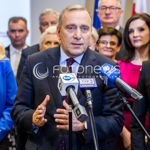  26.04.2017 RZESZOW<br />KONFERENCJA PRASOWA PRZEWODNICZACEGO PLATFORMY OBYWATELSKIEJ GRZEGORZA SCHETYNY I 60 PARLAMENTARZYSTOW PO Z OKAZJI INAUGURACJI CYKLU SPOTKAN OBYWATELSKIE PODKARPACIE KTORE ODBYWAJA SIE W DNIU DZISIEJSZYM W 18 POWIATACH NA TERENIE WOJEWODZTWA PODKARPACKIEGO <br />N/Z GRZEGORZ SCHETYNA <br /> 