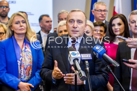  26.04.2017 RZESZOW<br />KONFERENCJA PRASOWA PRZEWODNICZACEGO PLATFORMY OBYWATELSKIEJ GRZEGORZA SCHETYNY I 60 PARLAMENTARZYSTOW PO Z OKAZJI INAUGURACJI CYKLU SPOTKAN OBYWATELSKIE PODKARPACIE KTORE ODBYWAJA SIE W DNIU DZISIEJSZYM W 18 POWIATACH NA TERENIE WOJEWODZTWA PODKARPACKIEGO <br />N/Z GRZEGORZ SCHETYNA ELZBIETA LUKACIJEWSKA<br /> 