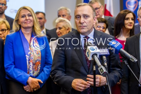  26.04.2017 RZESZOW<br />KONFERENCJA PRASOWA PRZEWODNICZACEGO PLATFORMY OBYWATELSKIEJ GRZEGORZA SCHETYNY I 60 PARLAMENTARZYSTOW PO Z OKAZJI INAUGURACJI CYKLU SPOTKAN OBYWATELSKIE PODKARPACIE KTORE ODBYWAJA SIE W DNIU DZISIEJSZYM W 18 POWIATACH NA TERENIE WOJEWODZTWA PODKARPACKIEGO <br />N/Z GRZEGORZ SCHETYNA ELZBIETA LUKACIJEWSKA<br /> 