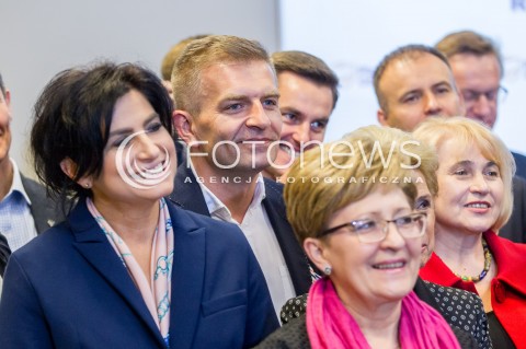  26.04.2017 RZESZOW<br />KONFERENCJA PRASOWA PRZEWODNICZACEGO PLATFORMY OBYWATELSKIEJ GRZEGORZA SCHETYNY I 60 PARLAMENTARZYSTOW PO Z OKAZJI INAUGURACJI CYKLU SPOTKAN OBYWATELSKIE PODKARPACIE KTORE ODBYWAJA SIE W DNIU DZISIEJSZYM W 18 POWIATACH NA TERENIE WOJEWODZTWA PODKARPACKIEGO <br />N/Z BARTOSZ ARLUKOWICZ <br /> 