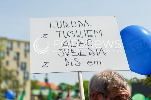  06.05.2017 WARSZAWA<br />MARSZ WOLNOSCI<br />N/Z NAPIS EUROPA Z TUSKIEM ALBO SYBERIA Z PISEM<br /> 