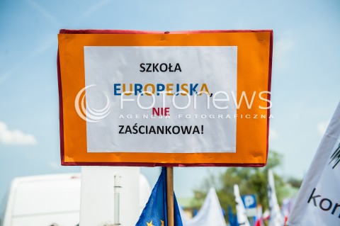  06.05.2017 WARSZAWA<br />MARSZ WOLNOSCI<br />N/Z NAPIS SZKOLA EUROPEJSKA NIE ZASCIANKOWA<br /> 