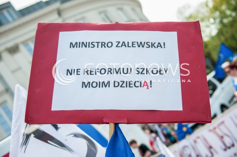  06.05.2017 WARSZAWA<br />MARSZ WOLNOSCI<br />N/Z NAPIS MINISTRO ZALEWSKA NIE REFORMUJ SZKOLY<br /> 