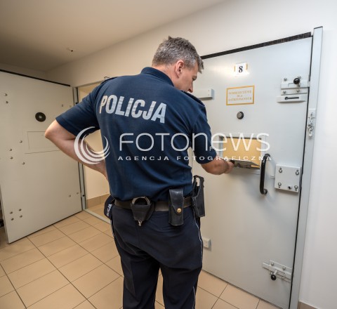  20.04.2017 WARSZAWA<br />SAD OKREGOWY<br />N/Z POLICJANT OTWIERAJACY JUDASZA<br /> 