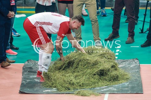  20.05.2017 KATOWICE <br />SIATKOWKA MEZCZYZN <br />ALEJA GWIAZD SIATKOWKI<br />MECZ TOWARZYSKI POLSKA - IRAN<br />POZEGNANIE KRZYSZTOFA IGNACZAKA - OSTATNI MECZ W KADRZE POZEGNALNY MECZ<br />N/Z KRZYSZTOF IGNACZAK SIANO IGLA<br /> 