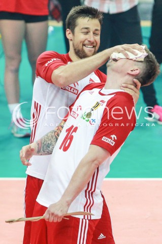  20.05.2017 KATOWICE <br />SIATKOWKA MEZCZYZN <br />ALEJA GWIAZD SIATKOWKI<br />MECZ TOWARZYSKI POLSKA - IRAN<br />OSTATNI MECZ I POZEGNANIE KRZYSZTOFA IGNACZAKA - ZAKONCZENIE KARIERY<br />N/Z KRZYSZTOF IGNACZAK MICHAL KUBIAK TORT<br /> 