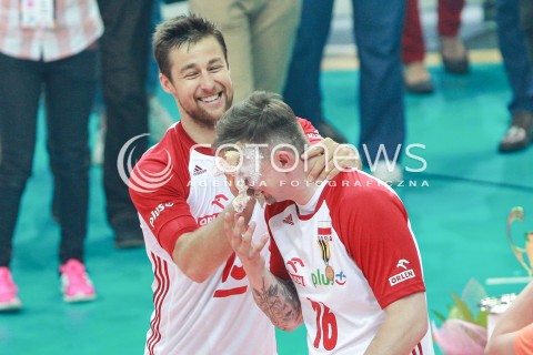  20.05.2017 KATOWICE <br />SIATKOWKA MEZCZYZN <br />ALEJA GWIAZD SIATKOWKI<br />MECZ TOWARZYSKI POLSKA - IRAN<br />OSTATNI MECZ I POZEGNANIE KRZYSZTOFA IGNACZAKA - ZAKONCZENIE KARIERY<br />N/Z KRZYSZTOF IGNACZAK MICHAL KUBIAK TORT<br /> 