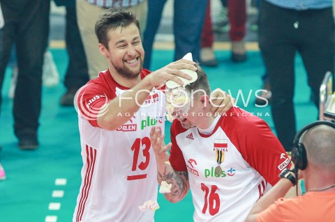  20.05.2017 KATOWICE <br />SIATKOWKA MEZCZYZN <br />ALEJA GWIAZD SIATKOWKI<br />MECZ TOWARZYSKI POLSKA - IRAN<br />OSTATNI MECZ I POZEGNANIE KRZYSZTOFA IGNACZAKA - ZAKONCZENIE KARIERY<br />N/Z KRZYSZTOF IGNACZAK MICHAL KUBIAK TORT<br /> 