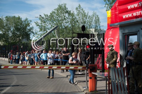  20.05.2017 WARSZAWA<br />STRAZACKA NOC MUZEOW W MINISTERSTWIE SPRAW WEWNETRZNYCH I ADMINISTACJI<br />N/Z ZWIEDZAJACY CZEKAJACY NA WEJSCIE DO MINISTERSTWA<br /> 