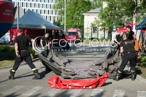  20.05.2017 WARSZAWA<br />STRAZACKA NOC MUZEOW W MINISTERSTWIE SPRAW WEWNETRZNYCH I ADMINISTACJI<br />N/Z ROZKLADANIE NAMIOTU PRZEZ STRAZAKOW<br /> 