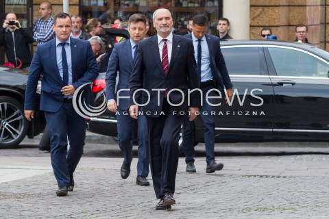  21.05.2017 RZESZOW <br />PRZYSIEGA ZOLNIERZY WOJSK OBRONY TERYTORIALNEJ NA RYNKU W RZESZOWIE Z UDZIALEM MINISTRA OBRONY NARODOWEJ <br />N/Z ANTONI MACIEREWICZ <br /> 
