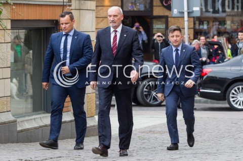  21.05.2017 RZESZOW <br />PRZYSIEGA ZOLNIERZY WOJSK OBRONY TERYTORIALNEJ NA RYNKU W RZESZOWIE Z UDZIALEM MINISTRA OBRONY NARODOWEJ <br />N/Z ANTONI MACIEREWICZ <br /> 