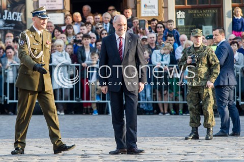  21.05.2017 RZESZOW <br />PRZYSIEGA ZOLNIERZY WOJSK OBRONY TERYTORIALNEJ NA RYNKU W RZESZOWIE Z UDZIALEM MINISTRA OBRONY NARODOWEJ <br />N/Z ANTONI MACIEREWICZ PULKOWNIK ARKADIUSZ MIKOLAJCZYK<br /> 