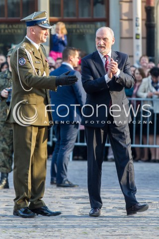  21.05.2017 RZESZOW <br />PRZYSIEGA ZOLNIERZY WOJSK OBRONY TERYTORIALNEJ NA RYNKU W RZESZOWIE Z UDZIALEM MINISTRA OBRONY NARODOWEJ <br />N/Z ANTONI MACIEREWICZ PULKOWNIK ARKADIUSZ MIKOLAJCZYK<br /> 