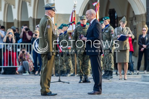  21.05.2017 RZESZOW <br />PRZYSIEGA ZOLNIERZY WOJSK OBRONY TERYTORIALNEJ NA RYNKU W RZESZOWIE Z UDZIALEM MINISTRA OBRONY NARODOWEJ <br />N/Z ANTONI MACIEREWICZ PULKOWNIK ARKADIUSZ MIKOLAJCZYK<br /> 