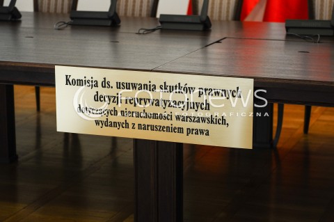  26.05.2017 WARSZAWA MINISTERSTWO SPRAWIEDLIWOSCI<br />KONFERENCJA PRASOWA DOTYCZACA POWOLANIA CZLONKOW RADY SPOLECZNEJ PRZY KOMISJI WERYFIKACYJNEJ<br />N/Z TABLICA NAPIS KOMISJA DS USUWANIA SKUTKOW DECYZJI REPRYWATYZACYJNYCH <br /> 