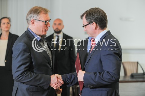 26.05.2017 WARSZAWA MINISTERSTWO SPRAWIEDLIWOSCI<br />KONFERENCJA PRASOWA DOTYCZACA POWOLANIA CZLONKOW RADY SPOLECZNEJ PRZY KOMISJI WERYFIKACYJNEJ<br />N/Z ODBIOR Z RAK MINISTRA AKTU POWOLANIA ZBIGNIEW ZIOBRO<br /> 