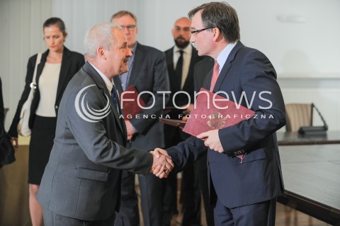  26.05.2017 WARSZAWA MINISTERSTWO SPRAWIEDLIWOSCI<br />KONFERENCJA PRASOWA DOTYCZACA POWOLANIA CZLONKOW RADY SPOLECZNEJ PRZY KOMISJI WERYFIKACYJNEJ<br />N/Z ODBIOR Z RAK MINISTRA AKTU POWOLANIA ZBIGNIEW ZIOBRO<br /> 