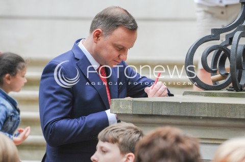  01.06.2017 WARSZAWA<br />DZIEN DZIECKA Z PARA PREZYDENCKA <br />N/Z PREZYDENT RP ANDRZEJ DUDA PODPISUJE <br /> 