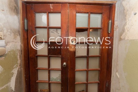  02.06.2017 WARSZAWA<br />PROTEST ORGANIZACJI SYRENA PRZECIWKO CZYSCICIELOM KAMIENIC<br />W LOKALU PRZEZ CALY CZAS ZNAJDOWAL SIE NAPASTNIK, KTORY DO TEGO MIESZKANIA WTARGNAL, POBIL MLOTKIEM NAJEMCE, ZAJAL JEGO WLASNOSC (CZYLI CALA ZAWARTOSC MIESZKANIA), ZMIENIL ZAMKI. POBITY NAJEMCA LOKALU WYNAJMOWAL MIESZKANIE LEGALNIE, OD KILKUNASTU LAT, PLACIL REGULARNIE. PIERWOTNY WLASCICIEL ZMARL - MIESZKANIE PRZEJAL CZYSCICIEL KAMIENIC.<br />N/Z USZKODZONE DRZWI WEJSCIOWE NA KORYTARZ WEWNETRZNY PRZED MIESZKANIEM<br /> 