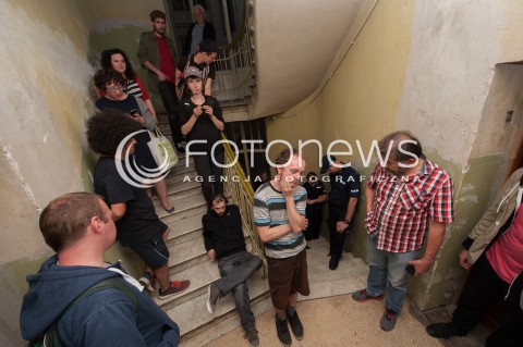  02.06.2017 WARSZAWA<br />PROTEST ORGANIZACJI SYRENA PRZECIWKO CZYSCICIELOM KAMIENIC<br />W LOKALU PRZEZ CALY CZAS ZNAJDOWAL SIE NAPASTNIK, KTORY DO TEGO MIESZKANIA WTARGNAL, POBIL MLOTKIEM NAJEMCE, ZAJAL JEGO WLASNOSC (CZYLI CALA ZAWARTOSC MIESZKANIA), ZMIENIL ZAMKI. POBITY NAJEMCA LOKALU WYNAJMOWAL MIESZKANIE LEGALNIE, OD KILKUNASTU LAT, PLACIL REGULARNIE. PIERWOTNY WLASCICIEL ZMARL - MIESZKANIE PRZEJAL CZYSCICIEL KAMIENIC.<br />N/Z PROTESTUJACY POLICJA<br /> 