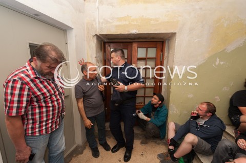  02.06.2017 WARSZAWA<br />PROTEST ORGANIZACJI SYRENA PRZECIWKO CZYSCICIELOM KAMIENIC<br />W LOKALU PRZEZ CALY CZAS ZNAJDOWAL SIE NAPASTNIK, KTORY DO TEGO MIESZKANIA WTARGNAL, POBIL MLOTKIEM NAJEMCE, ZAJAL JEGO WLASNOSC (CZYLI CALA ZAWARTOSC MIESZKANIA), ZMIENIL ZAMKI. POBITY NAJEMCA LOKALU WYNAJMOWAL MIESZKANIE LEGALNIE, OD KILKUNASTU LAT, PLACIL REGULARNIE. PIERWOTNY WLASCICIEL ZMARL - MIESZKANIE PRZEJAL CZYSCICIEL KAMIENIC.<br />N/Z PROTESTUJACY POLICJA<br /> 