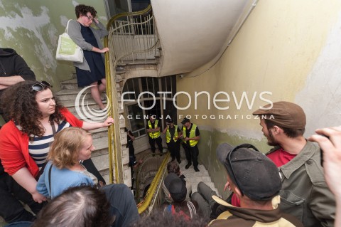  02.06.2017 WARSZAWA<br />PROTEST ORGANIZACJI SYRENA PRZECIWKO CZYSCICIELOM KAMIENIC<br />W LOKALU PRZEZ CALY CZAS ZNAJDOWAL SIE NAPASTNIK, KTORY DO TEGO MIESZKANIA WTARGNAL, POBIL MLOTKIEM NAJEMCE, ZAJAL JEGO WLASNOSC (CZYLI CALA ZAWARTOSC MIESZKANIA), ZMIENIL ZAMKI. POBITY NAJEMCA LOKALU WYNAJMOWAL MIESZKANIE LEGALNIE, OD KILKUNASTU LAT, PLACIL REGULARNIE. PIERWOTNY WLASCICIEL ZMARL - MIESZKANIE PRZEJAL CZYSCICIEL KAMIENIC.<br />N/Z PROTESTUJACY POLICJA<br /> 