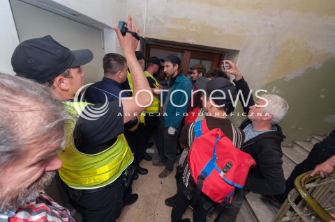  02.06.2017 WARSZAWA<br />PROTEST ORGANIZACJI SYRENA PRZECIWKO CZYSCICIELOM KAMIENIC<br />W LOKALU PRZEZ CALY CZAS ZNAJDOWAL SIE NAPASTNIK, KTORY DO TEGO MIESZKANIA WTARGNAL, POBIL MLOTKIEM NAJEMCE, ZAJAL JEGO WLASNOSC (CZYLI CALA ZAWARTOSC MIESZKANIA), ZMIENIL ZAMKI. POBITY NAJEMCA LOKALU WYNAJMOWAL MIESZKANIE LEGALNIE, OD KILKUNASTU LAT, PLACIL REGULARNIE. PIERWOTNY WLASCICIEL ZMARL - MIESZKANIE PRZEJAL CZYSCICIEL KAMIENIC.<br />N/Z PROTESTUJACY POLICJA<br /> 