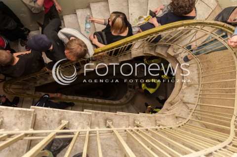  02.06.2017 WARSZAWA<br />PROTEST ORGANIZACJI SYRENA PRZECIWKO CZYSCICIELOM KAMIENIC<br />W LOKALU PRZEZ CALY CZAS ZNAJDOWAL SIE NAPASTNIK, KTORY DO TEGO MIESZKANIA WTARGNAL, POBIL MLOTKIEM NAJEMCE, ZAJAL JEGO WLASNOSC (CZYLI CALA ZAWARTOSC MIESZKANIA), ZMIENIL ZAMKI. POBITY NAJEMCA LOKALU WYNAJMOWAL MIESZKANIE LEGALNIE, OD KILKUNASTU LAT, PLACIL REGULARNIE. PIERWOTNY WLASCICIEL ZMARL - MIESZKANIE PRZEJAL CZYSCICIEL KAMIENIC.<br />N/Z PROTESTUJACY POLICJA<br /> 