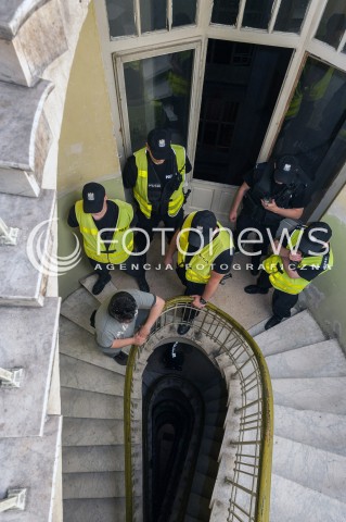  02.06.2017 WARSZAWA<br />PROTEST ORGANIZACJI SYRENA PRZECIWKO CZYSCICIELOM KAMIENIC<br />W LOKALU PRZEZ CALY CZAS ZNAJDOWAL SIE NAPASTNIK, KTORY DO TEGO MIESZKANIA WTARGNAL, POBIL MLOTKIEM NAJEMCE, ZAJAL JEGO WLASNOSC (CZYLI CALA ZAWARTOSC MIESZKANIA), ZMIENIL ZAMKI. POBITY NAJEMCA LOKALU WYNAJMOWAL MIESZKANIE LEGALNIE, OD KILKUNASTU LAT, PLACIL REGULARNIE. PIERWOTNY WLASCICIEL ZMARL - MIESZKANIE PRZEJAL CZYSCICIEL KAMIENIC.<br />N/Z POLICJA<br /> 