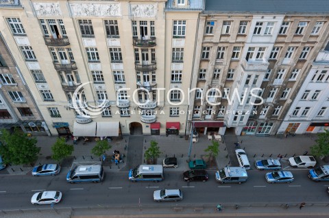  02.06.2017 WARSZAWA<br />PROTEST ORGANIZACJI SYRENA PRZECIWKO CZYSCICIELOM KAMIENIC<br />W LOKALU PRZEZ CALY CZAS ZNAJDOWAL SIE NAPASTNIK, KTORY DO TEGO MIESZKANIA WTARGNAL, POBIL MLOTKIEM NAJEMCE, ZAJAL JEGO WLASNOSC (CZYLI CALA ZAWARTOSC MIESZKANIA), ZMIENIL ZAMKI. POBITY NAJEMCA LOKALU WYNAJMOWAL MIESZKANIE LEGALNIE, OD KILKUNASTU LAT, PLACIL REGULARNIE. PIERWOTNY WLASCICIEL ZMARL - MIESZKANIE PRZEJAL CZYSCICIEL KAMIENIC.<br />N/Z RADIOWOZY<br /> 