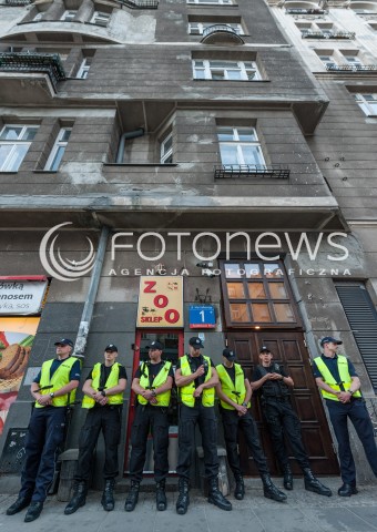  02.06.2017 WARSZAWA<br />PROTEST ORGANIZACJI SYRENA PRZECIWKO CZYSCICIELOM KAMIENIC<br />W LOKALU PRZEZ CALY CZAS ZNAJDOWAL SIE NAPASTNIK, KTORY DO TEGO MIESZKANIA WTARGNAL, POBIL MLOTKIEM NAJEMCE, ZAJAL JEGO WLASNOSC (CZYLI CALA ZAWARTOSC MIESZKANIA), ZMIENIL ZAMKI. POBITY NAJEMCA LOKALU WYNAJMOWAL MIESZKANIE LEGALNIE, OD KILKUNASTU LAT, PLACIL REGULARNIE. PIERWOTNY WLASCICIEL ZMARL - MIESZKANIE PRZEJAL CZYSCICIEL KAMIENIC.<br />N/Z KORDON POLICYJNY<br /> 