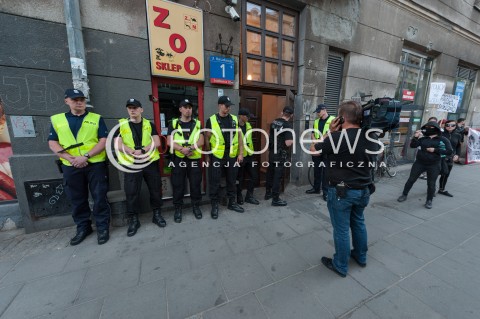  02.06.2017 WARSZAWA<br />PROTEST ORGANIZACJI SYRENA PRZECIWKO CZYSCICIELOM KAMIENIC<br />W LOKALU PRZEZ CALY CZAS ZNAJDOWAL SIE NAPASTNIK, KTORY DO TEGO MIESZKANIA WTARGNAL, POBIL MLOTKIEM NAJEMCE, ZAJAL JEGO WLASNOSC (CZYLI CALA ZAWARTOSC MIESZKANIA), ZMIENIL ZAMKI. POBITY NAJEMCA LOKALU WYNAJMOWAL MIESZKANIE LEGALNIE, OD KILKUNASTU LAT, PLACIL REGULARNIE. PIERWOTNY WLASCICIEL ZMARL - MIESZKANIE PRZEJAL CZYSCICIEL KAMIENIC.<br />N/Z KORDON POLICYJNY<br /> 