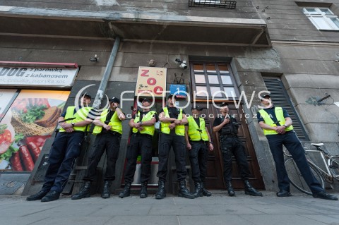  02.06.2017 WARSZAWA<br />PROTEST ORGANIZACJI SYRENA PRZECIWKO CZYSCICIELOM KAMIENIC<br />W LOKALU PRZEZ CALY CZAS ZNAJDOWAL SIE NAPASTNIK, KTORY DO TEGO MIESZKANIA WTARGNAL, POBIL MLOTKIEM NAJEMCE, ZAJAL JEGO WLASNOSC (CZYLI CALA ZAWARTOSC MIESZKANIA), ZMIENIL ZAMKI. POBITY NAJEMCA LOKALU WYNAJMOWAL MIESZKANIE LEGALNIE, OD KILKUNASTU LAT, PLACIL REGULARNIE. PIERWOTNY WLASCICIEL ZMARL - MIESZKANIE PRZEJAL CZYSCICIEL KAMIENIC.<br />N/Z KORDON POLICJI<br /> 