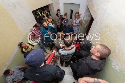  02.06.2017 WARSZAWA<br />PROTEST ORGANIZACJI SYRENA PRZECIWKO CZYSCICIELOM KAMIENIC<br />W LOKALU PRZEZ CALY CZAS ZNAJDOWAL SIE NAPASTNIK, KTORY DO TEGO MIESZKANIA WTARGNAL, POBIL MLOTKIEM NAJEMCE, ZAJAL JEGO WLASNOSC (CZYLI CALA ZAWARTOSC MIESZKANIA), ZMIENIL ZAMKI. POBITY NAJEMCA LOKALU WYNAJMOWAL MIESZKANIE LEGALNIE, OD KILKUNASTU LAT, PLACIL REGULARNIE. PIERWOTNY WLASCICIEL ZMARL - MIESZKANIE PRZEJAL CZYSCICIEL KAMIENIC.<br />N/Z PROTESTUJACY POLICJA<br /> 