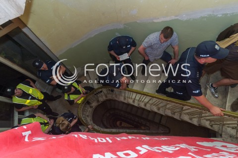  02.06.2017 WARSZAWA<br />PROTEST ORGANIZACJI SYRENA PRZECIWKO CZYSCICIELOM KAMIENIC<br />W LOKALU PRZEZ CALY CZAS ZNAJDOWAL SIE NAPASTNIK, KTORY DO TEGO MIESZKANIA WTARGNAL, POBIL MLOTKIEM NAJEMCE, ZAJAL JEGO WLASNOSC (CZYLI CALA ZAWARTOSC MIESZKANIA), ZMIENIL ZAMKI. POBITY NAJEMCA LOKALU WYNAJMOWAL MIESZKANIE LEGALNIE, OD KILKUNASTU LAT, PLACIL REGULARNIE. PIERWOTNY WLASCICIEL ZMARL - MIESZKANIE PRZEJAL CZYSCICIEL KAMIENIC.<br />N/Z PROTESTUJACY POLICJA<br /> 