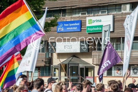  03.06.2017 WARSZAWA<br />PARADA ROWNOSCI<br />N/Z TECZOWE FLAGI PRZED SIEDZIBA PIS<br /> 