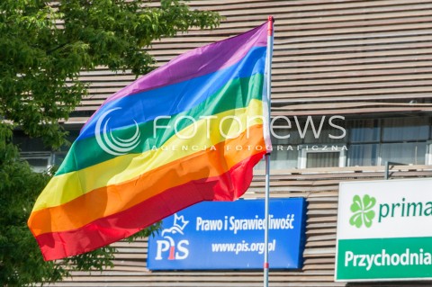  03.06.2017 WARSZAWA<br />PARADA ROWNOSCI<br />N/Z TECZOWE FLAGI PRZED SIEDZIBA PIS<br /> 
