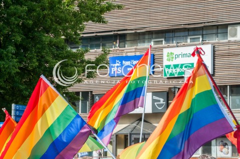  03.06.2017 WARSZAWA<br />PARADA ROWNOSCI<br />N/Z TECZOWE FLAGI PRZED SIEDZIBA PIS<br /> 