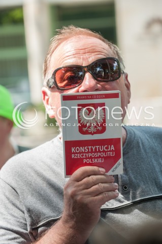  20.06.2017 WARSZAWA<br />WIEC PRZED TRYBUNALEM KONSTYTUCYJNYM<br />N/Z MANIFESTUJACY Z KONSTYTUCJA<br /> 