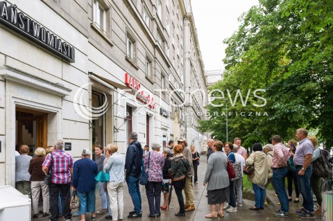  26.06.2017 WARSZAWA<br />PROMOCJA KSIAZKI MACIEREWICZ I JEGO TAJEMNICE<br />N/Z TLUM CZEKAJACY NA SPOTKANIE Z TOMASZEM PIATKA<br /> 