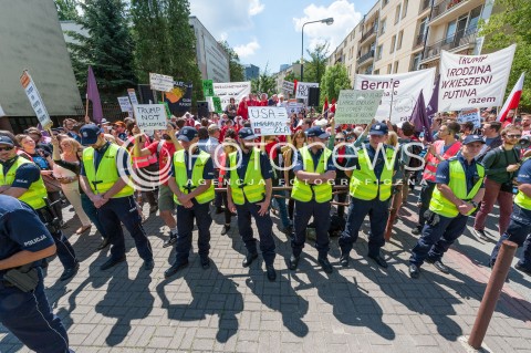  06.07.2017 WARSZAWA<br />MANIFESTACJA ANTY TRUMP<br />N/Z POLICJA NA TLE MANIFESTACJI<br /> 