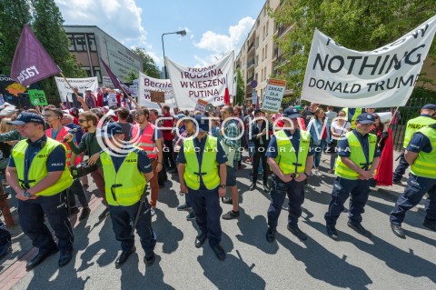  06.07.2017 WARSZAWA<br />MANIFESTACJA ANTY TRUMP<br />N/Z POLICJA NA TLE MANIFESTACJI<br /> 